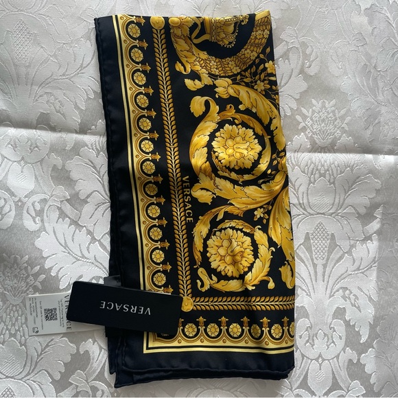 NEW with tag Authentic VERSACE BAROCCO LARGE SILK FOULARD SCARF - Picture 12 of 16